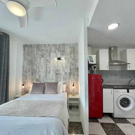 Lafrenchtouch - Coqueto Estudio Terraza Con Vistas Torremolinos Kültér fotó