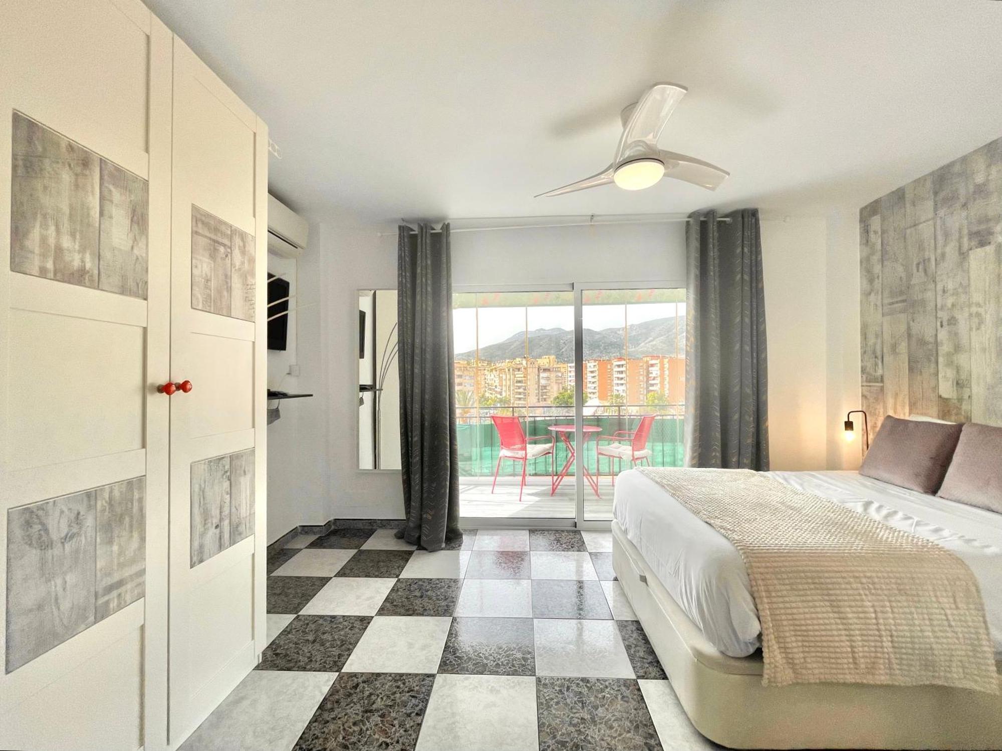 Lafrenchtouch - Coqueto Estudio Terraza Con Vistas Torremolinos Kültér fotó